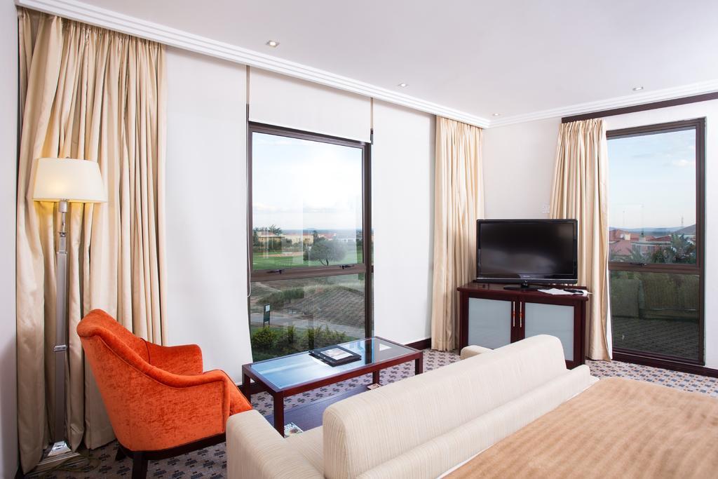 Phakalane Golf Estate Hotel Resort Габороне Номер фото
