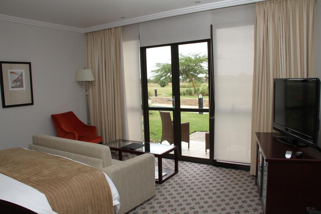 Phakalane Golf Estate Hotel Resort Габороне Номер фото